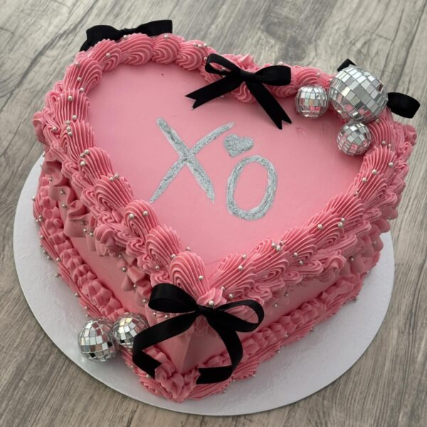 ГОЛЯМА ТОРТА СЪРЦЕ С ПАНДЕЛКИ