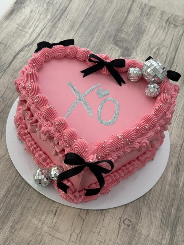 ГОЛЯМА ТОРТА СЪРЦЕ С ПАНДЕЛКИ