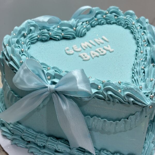 ГОЛЯМА ТОРТА СЪРЦЕ С ПАНДЕЛКИ