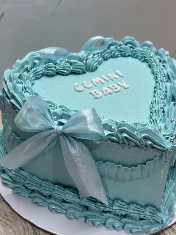 ГОЛЯМА ТОРТА СЪРЦЕ С ПАНДЕЛКИ