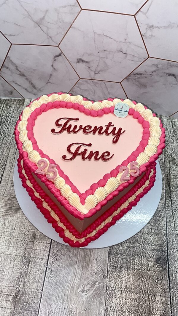 ГОЛЯМА ТОРТА ВИНТИДЖ ДИЗАЙН ФОРМА СЪРЦЕ