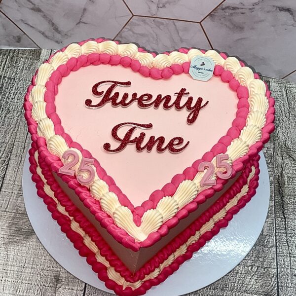 ГОЛЯМА ТОРТА ВИНТИДЖ ДИЗАЙН ФОРМА СЪРЦЕ