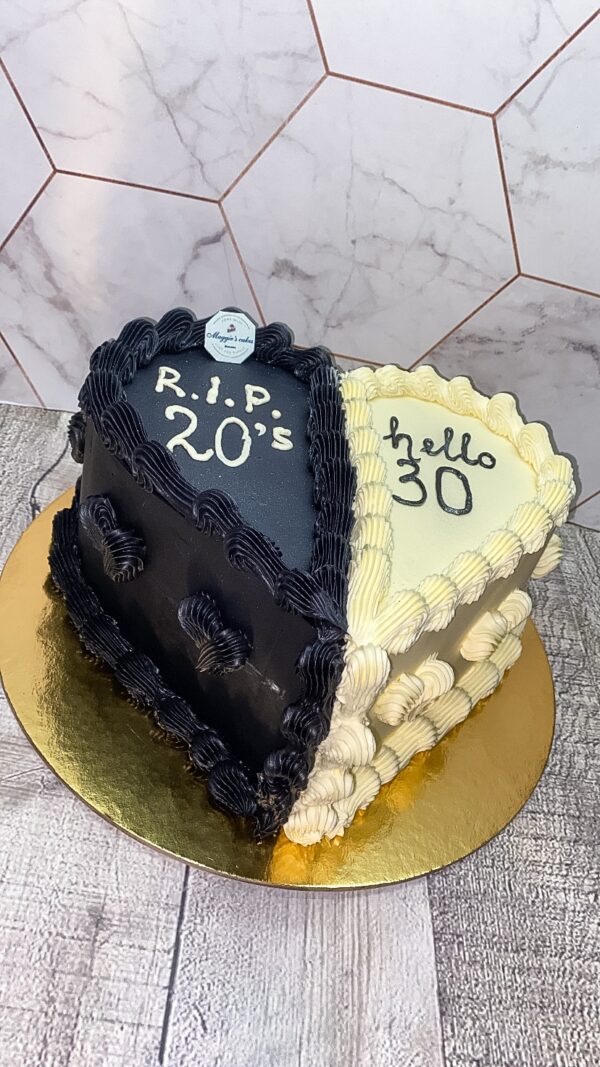 ГОЛЯМА ТОРТА ВИНТИДЖ ДИЗАЙН ФОРМА СЪРЦЕ