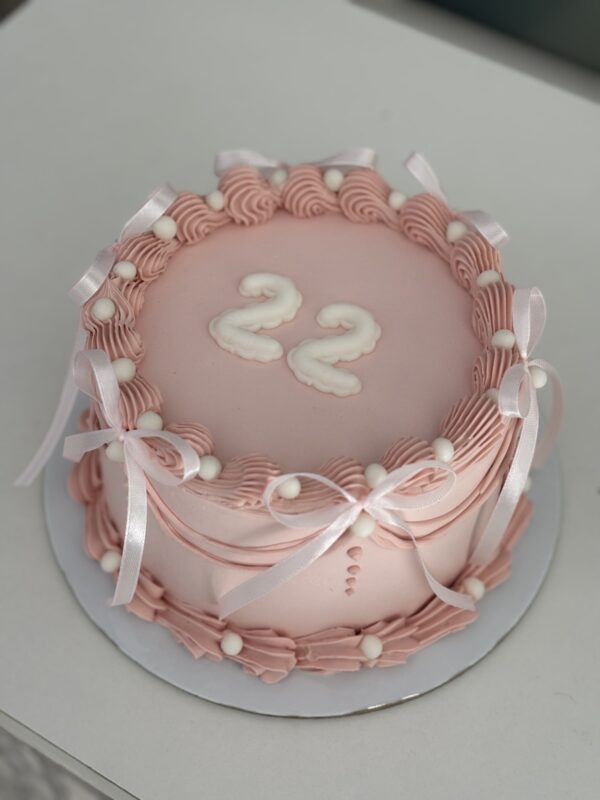 ГОЛЯМА ВИНТИДЖ ТОРТА С ПАНДЕЛКИ