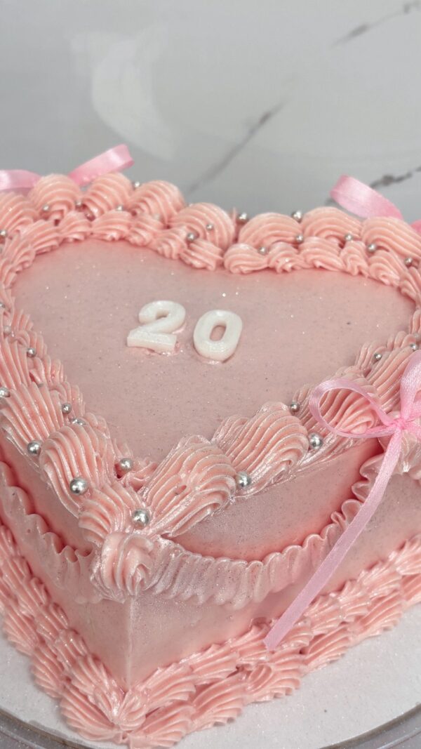 ГОЛЯМА ТОРТА СЪРЦЕ С ПАНДЕЛКИ