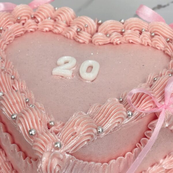 ГОЛЯМА ТОРТА СЪРЦЕ С ПАНДЕЛКИ