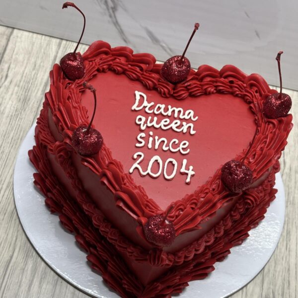 ГОЛЯМА ТОРТА ВИНТИДЖ ДИЗАЙН ФОРМА СЪРЦЕ