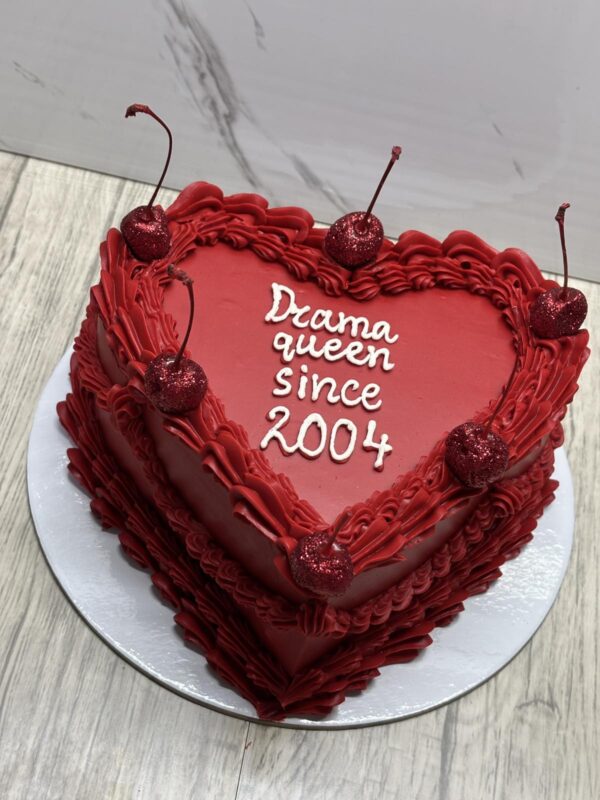 ГОЛЯМА ТОРТА ВИНТИДЖ ДИЗАЙН ФОРМА СЪРЦЕ