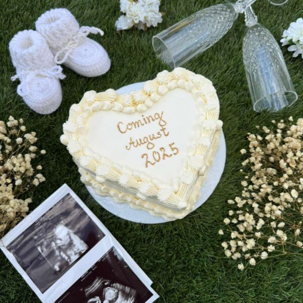 ГОЛЯМА ТОРТА РАЗКРИВАНЕ НА ПОЛ НА БЕБЕ