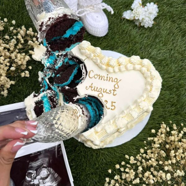 ГОЛЯМА ТОРТА РАЗКРИВАНЕ НА ПОЛ НА БЕБЕ