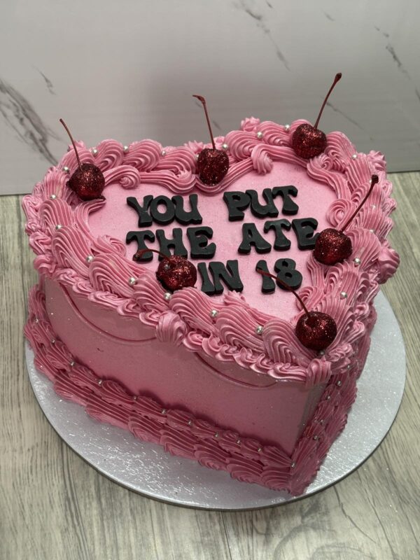 ГОЛЯМА ТОРТА ВИНТИДЖ ДИЗАЙН ФОРМА СЪРЦЕ