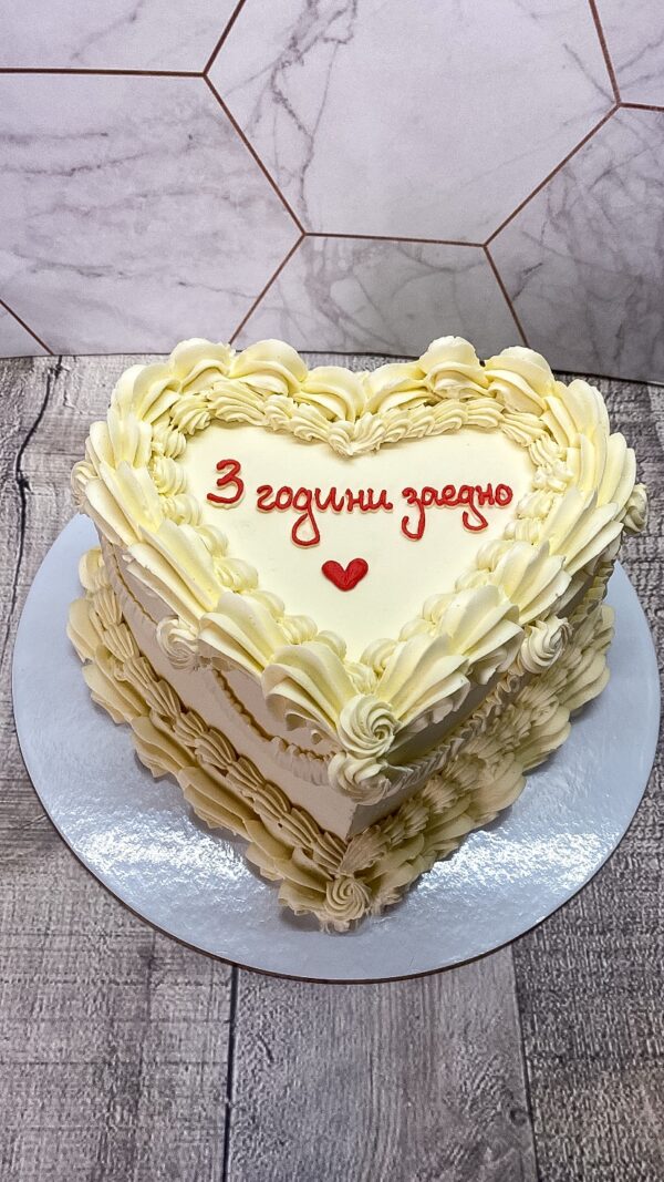ГОЛЯМА ТОРТА ВИНТИДЖ ДИЗАЙН ФОРМА СЪРЦЕ