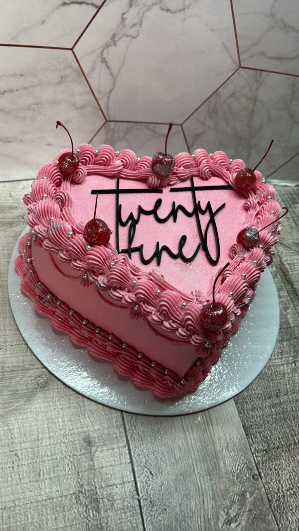 ГОЛЯМА ТОРТА ВИНТИДЖ ДИЗАЙН ФОРМА СЪРЦЕ