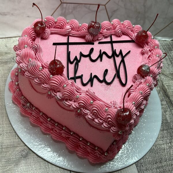 ГОЛЯМА ТОРТА ВИНТИДЖ ДИЗАЙН ФОРМА СЪРЦЕ