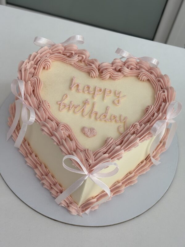 ГОЛЯМА ТОРТА СЪРЦЕ С ПАНДЕЛКИ