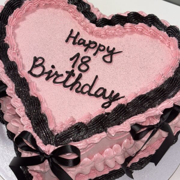 ГОЛЯМА ТОРТА СЪРЦЕ С ПАНДЕЛКИ