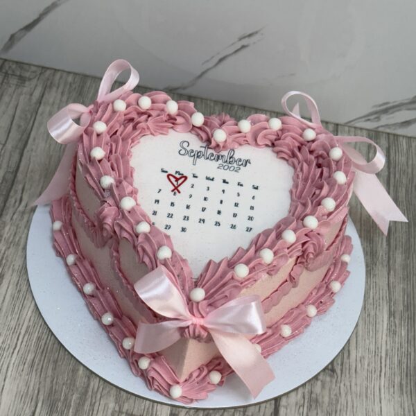 ГОЛЯМА ТОРТА СЪРЦЕ С ПАНДЕЛКИ