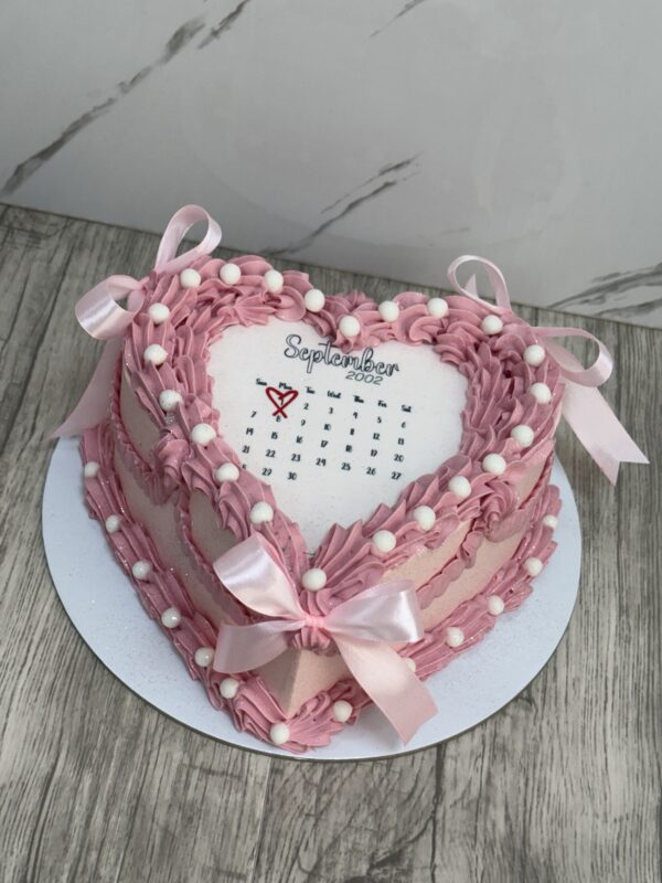 ГОЛЯМА ТОРТА СЪРЦЕ С ПАНДЕЛКИ