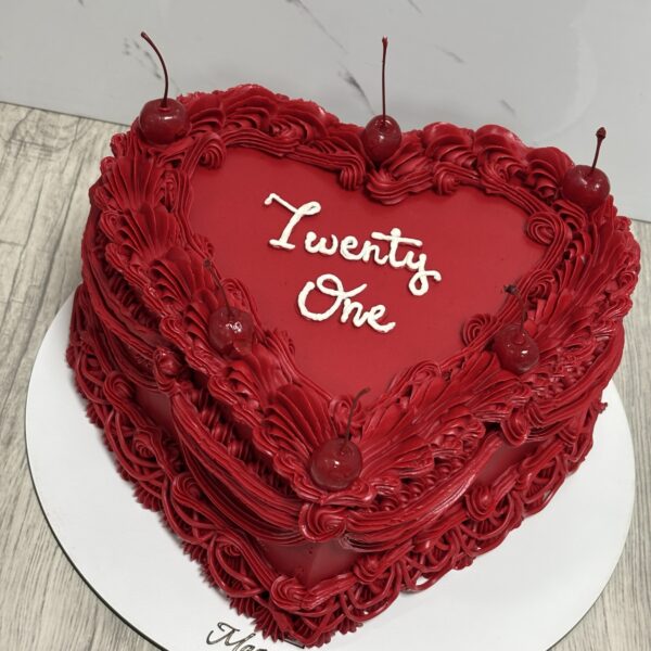 ГОЛЯМА ТОРТА ВИНТИДЖ ДИЗАЙН ФОРМА СЪРЦЕ