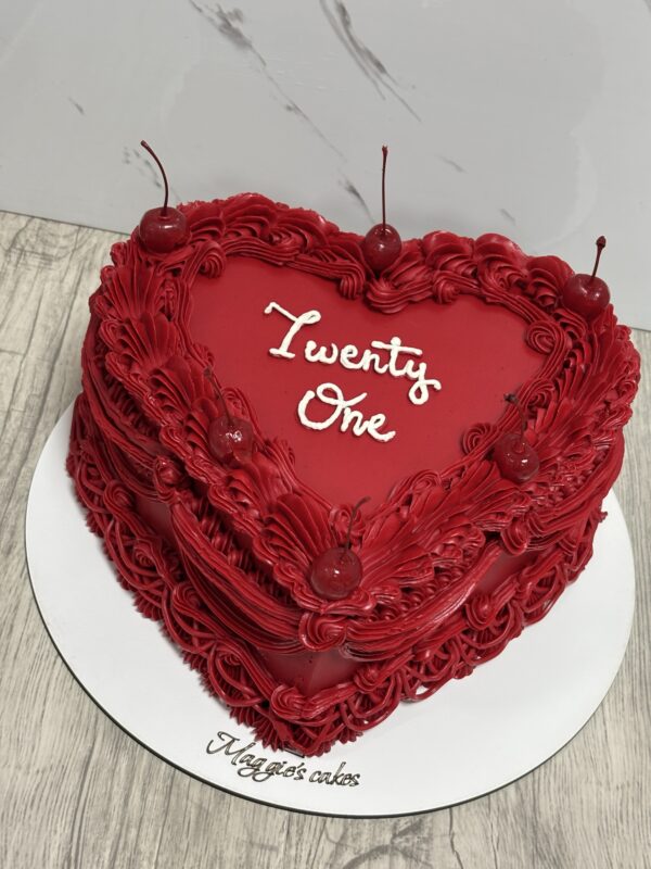 ГОЛЯМА ТОРТА ВИНТИДЖ ДИЗАЙН ФОРМА СЪРЦЕ