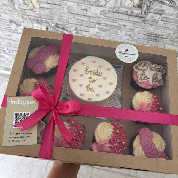 БЕНТО ТОРТА С 8 МЪФИНА