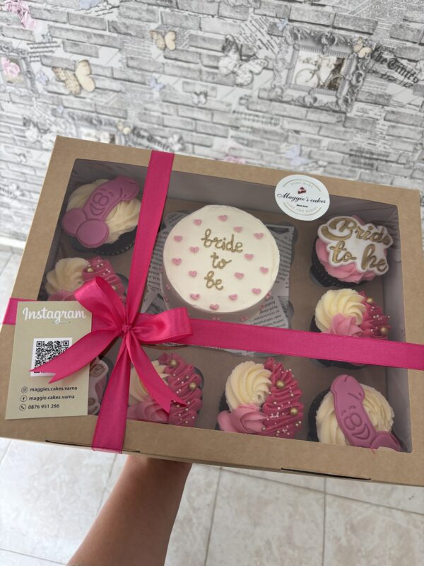 БЕНТО ТОРТА С 8 МЪФИНА