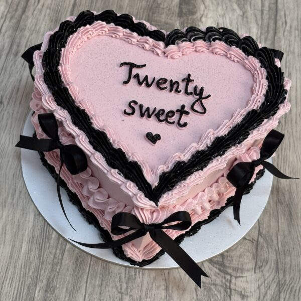 ГОЛЯМА ТОРТА СЪРЦЕ С ПАНДЕЛКИ