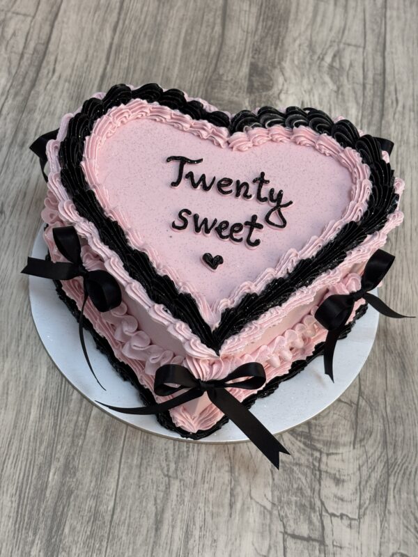 ГОЛЯМА ТОРТА СЪРЦЕ С ПАНДЕЛКИ