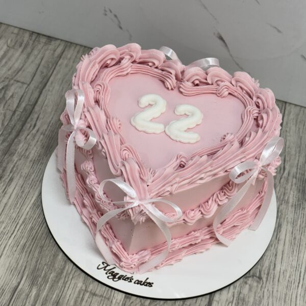 ГОЛЯМА ТОРТА СЪРЦЕ С ПАНДЕЛКИ