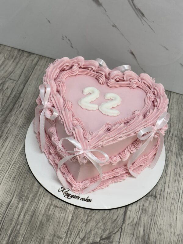 ГОЛЯМА ТОРТА СЪРЦЕ С ПАНДЕЛКИ