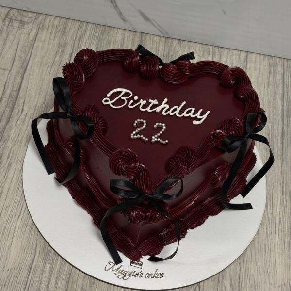 ГОЛЯМА ТОРТА СЪРЦЕ С ПАНДЕЛКИ