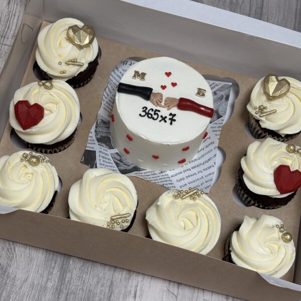 БЕНТО ТОРТА С 8 МЪФИНА