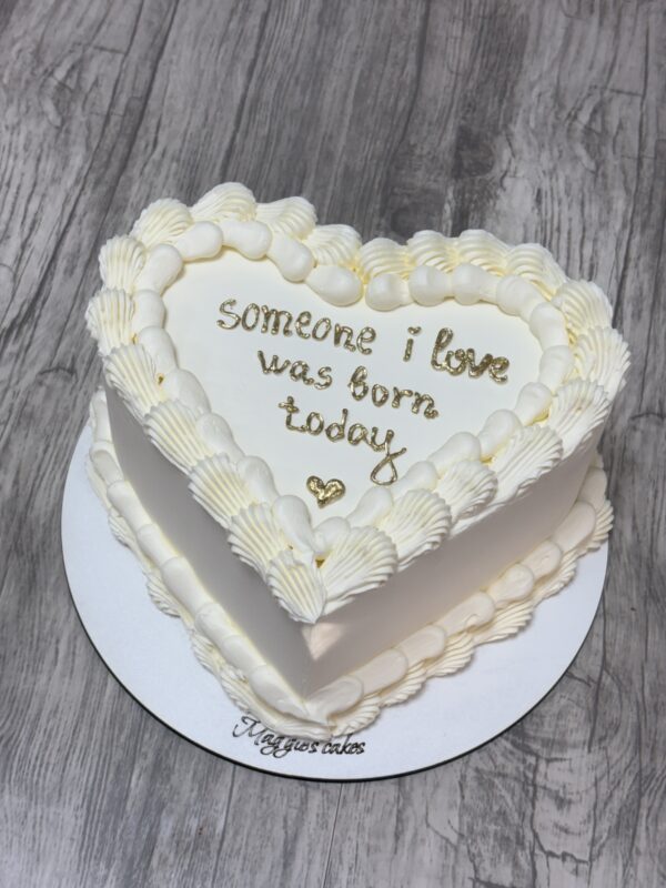 ГОЛЯМА ТОРТА ВИНТИДЖ ДИЗАЙН ФОРМА СЪРЦЕ