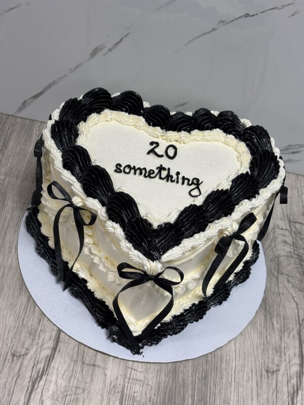 ГОЛЯМА ТОРТА СЪРЦЕ С ПАНДЕЛКИ