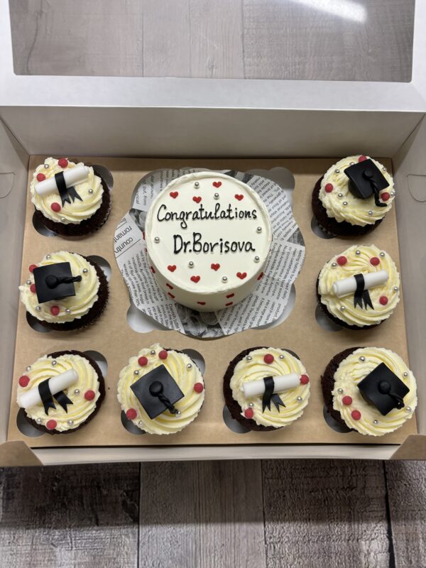 БЕНТО ТОРТА С 8 МЪФИНА