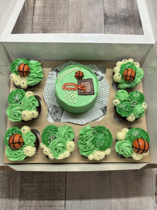 БЕНТО ТОРТА С 8 МЪФИНА