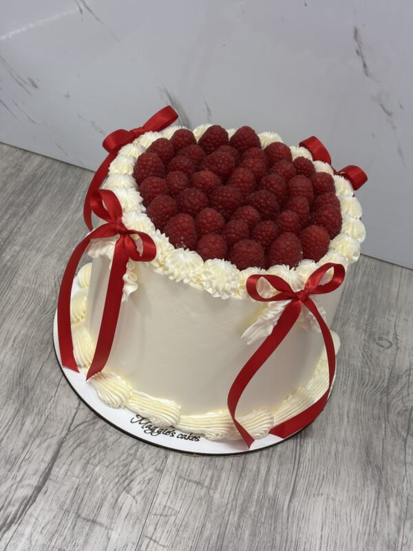 ГОЛЯМА ВИНТИДЖ ТОРТА С ПАНДЕЛКИ