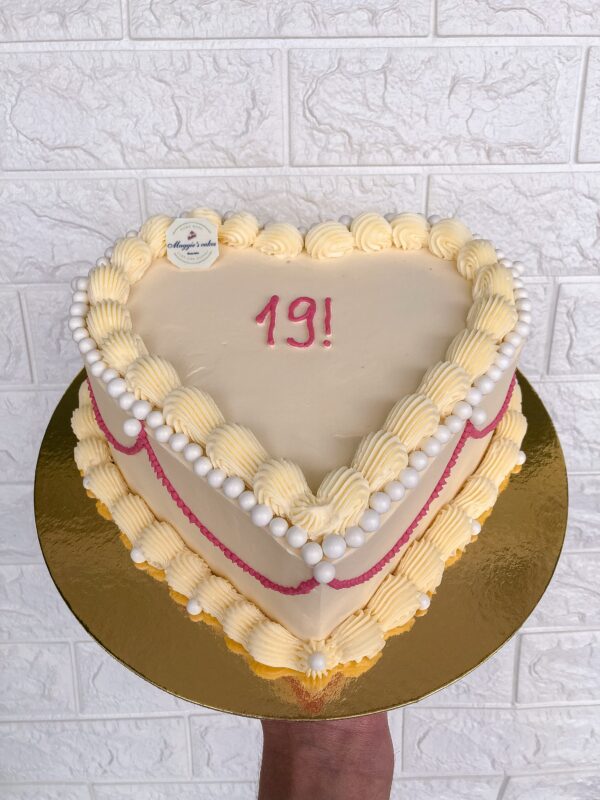 ГОЛЯМА ТОРТА ВИНТИДЖ ДИЗАЙН ФОРМА СЪРЦЕ