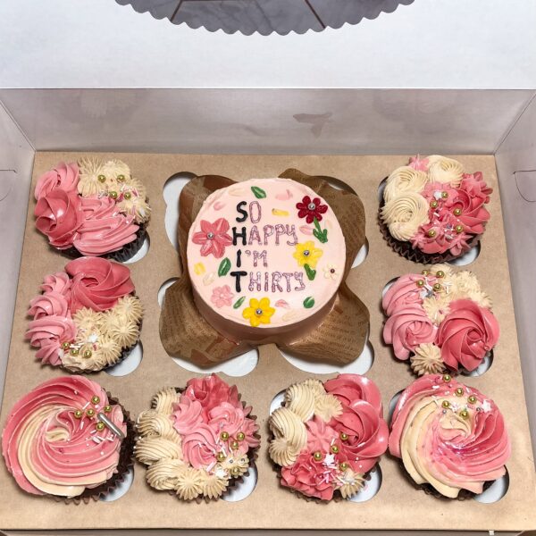 БЕНТО ТОРТА С 8 МЪФИНА