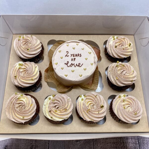 БЕНТО ТОРТА С 8 МЪФИНА