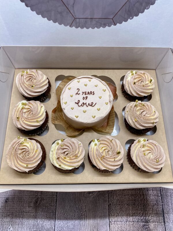 БЕНТО ТОРТА С 8 МЪФИНА