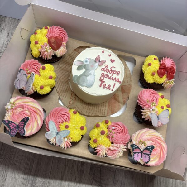 БЕНТО ТОРТА С 8 МЪФИНА