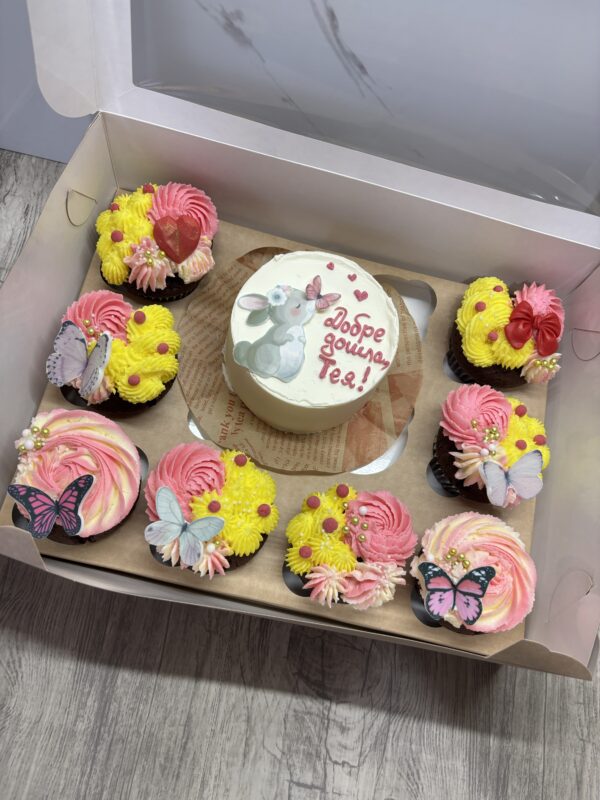 БЕНТО ТОРТА С 8 МЪФИНА