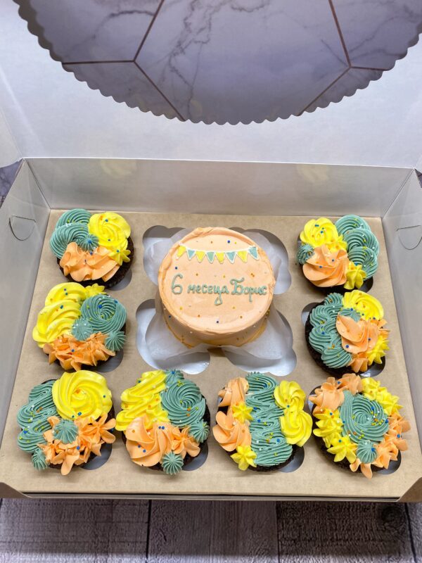 БЕНТО ТОРТА С 8 МЪФИНА