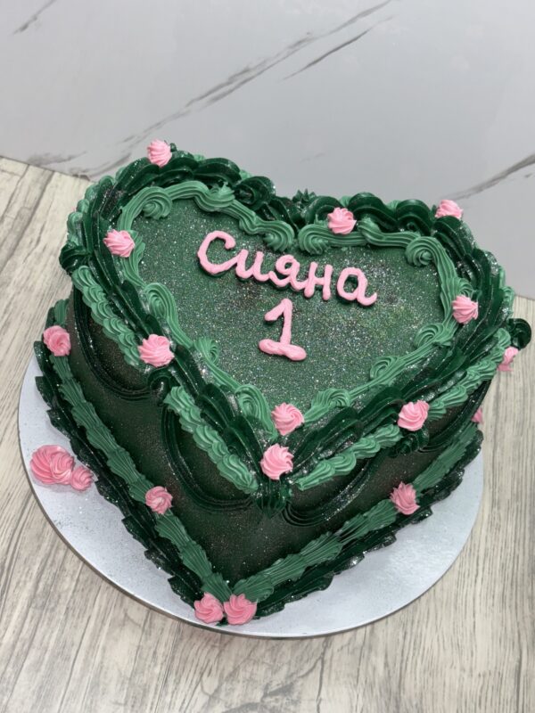 ГОЛЯМА ТОРТА ВИНТИДЖ ДИЗАЙН ФОРМА СЪРЦЕ