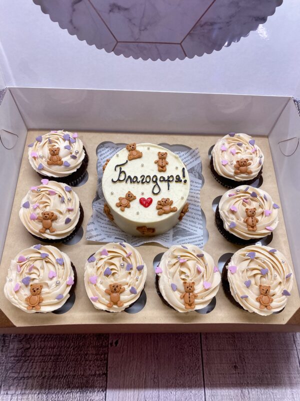 БЕНТО ТОРТА С 8 МЪФИНА