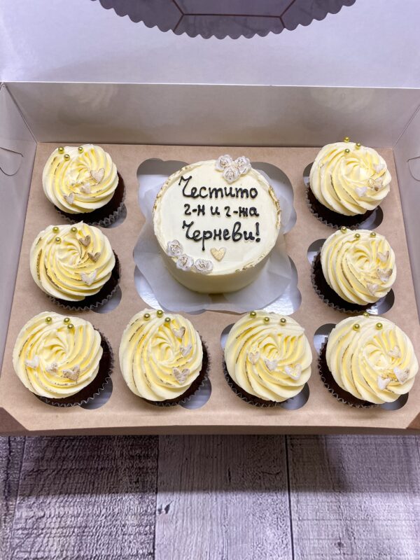 БЕНТО ТОРТА С 8 МЪФИНА