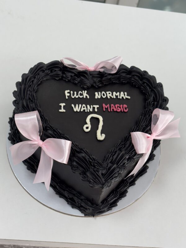 ГОЛЯМА ТОРТА СЪРЦЕ С ПАНДЕЛКИ