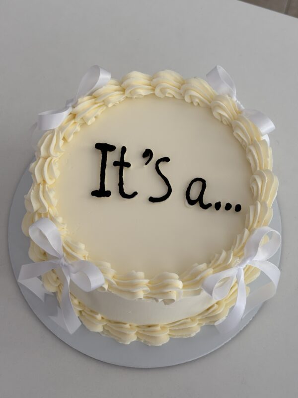 ГОЛЯМА ТОРТА РАЗКРИВАНЕ НА ПОЛ НА БЕБЕ