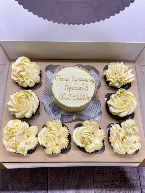 БЕНТО ТОРТА С 8 МЪФИНА